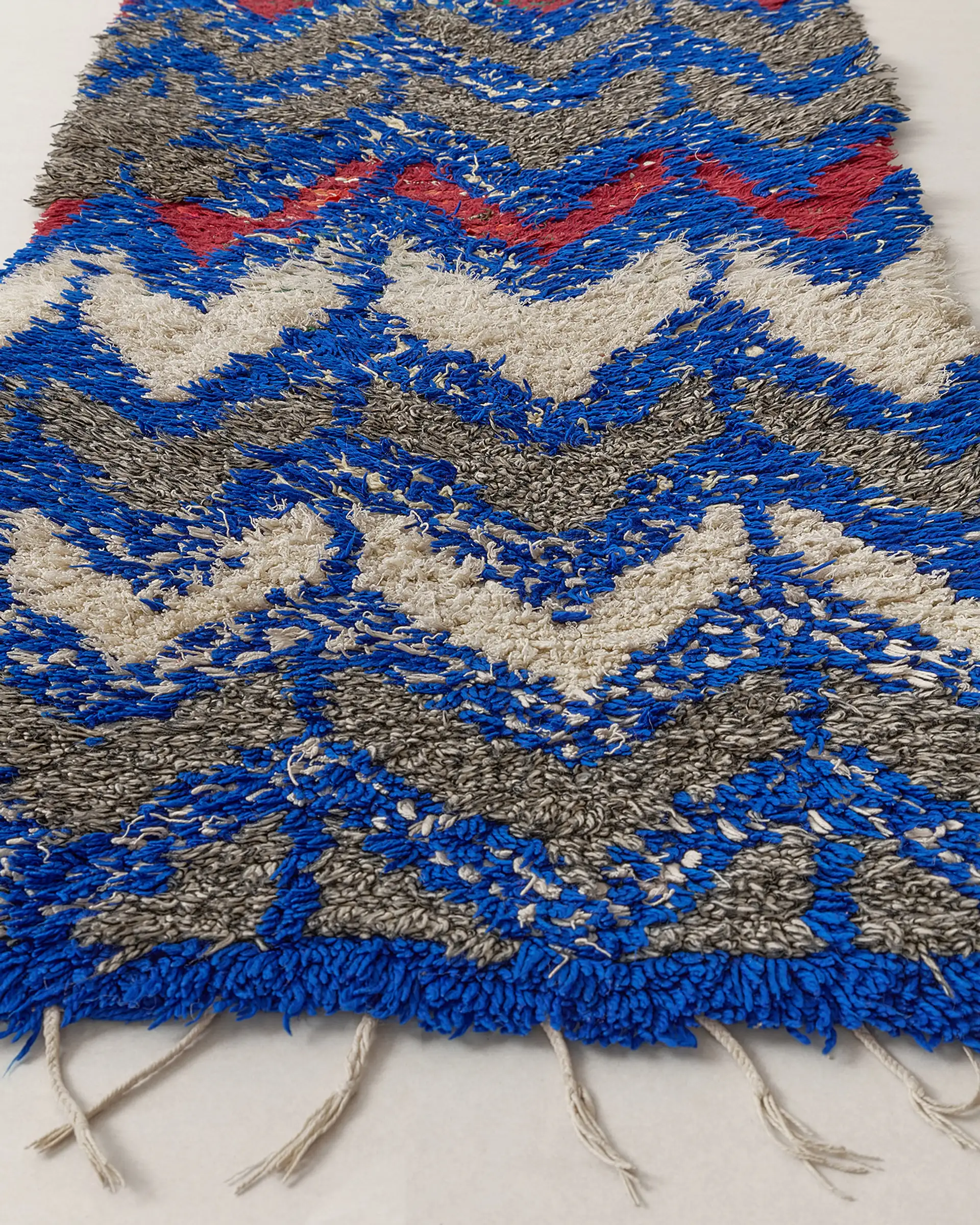 Vintage rug with zigzags fringes