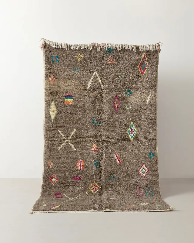 Grey rug w multicolour motifs