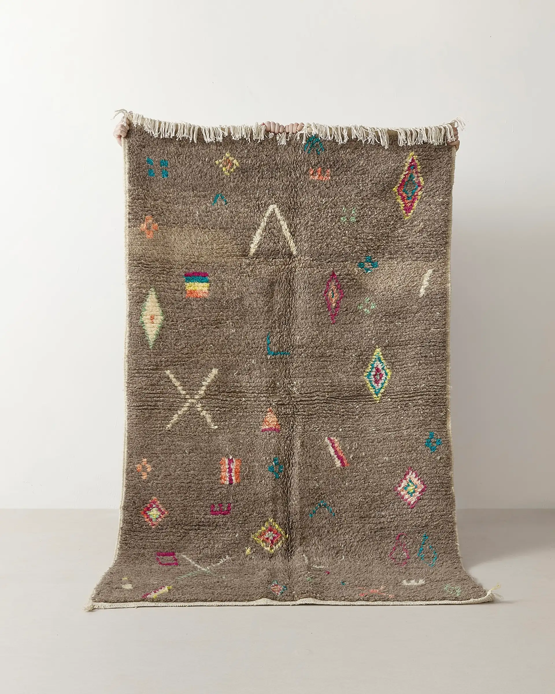 Grey rug w multicolour motifs