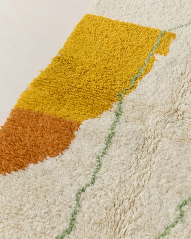 Small Beni with vivid colour fields details