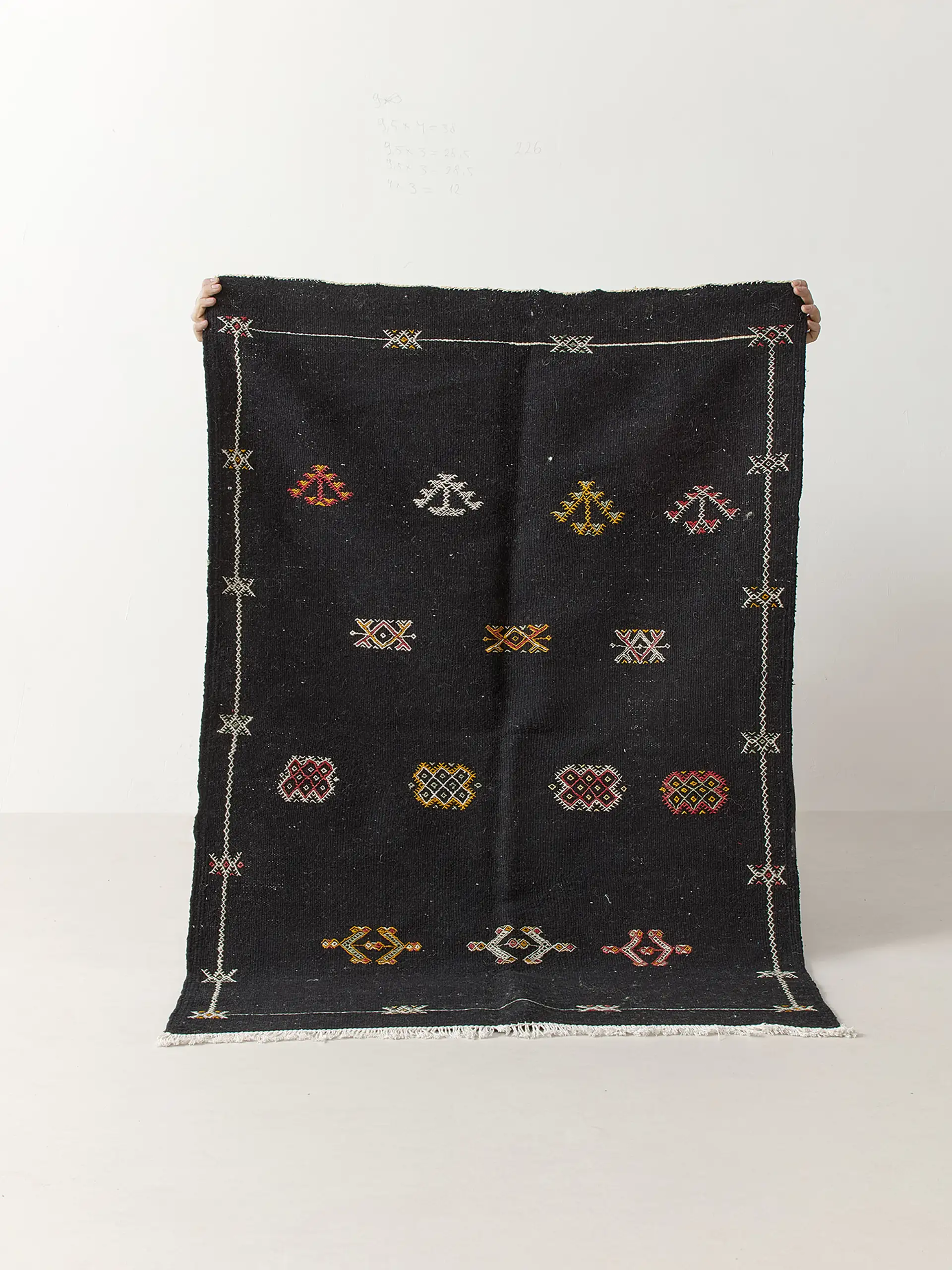Small black Akhnif