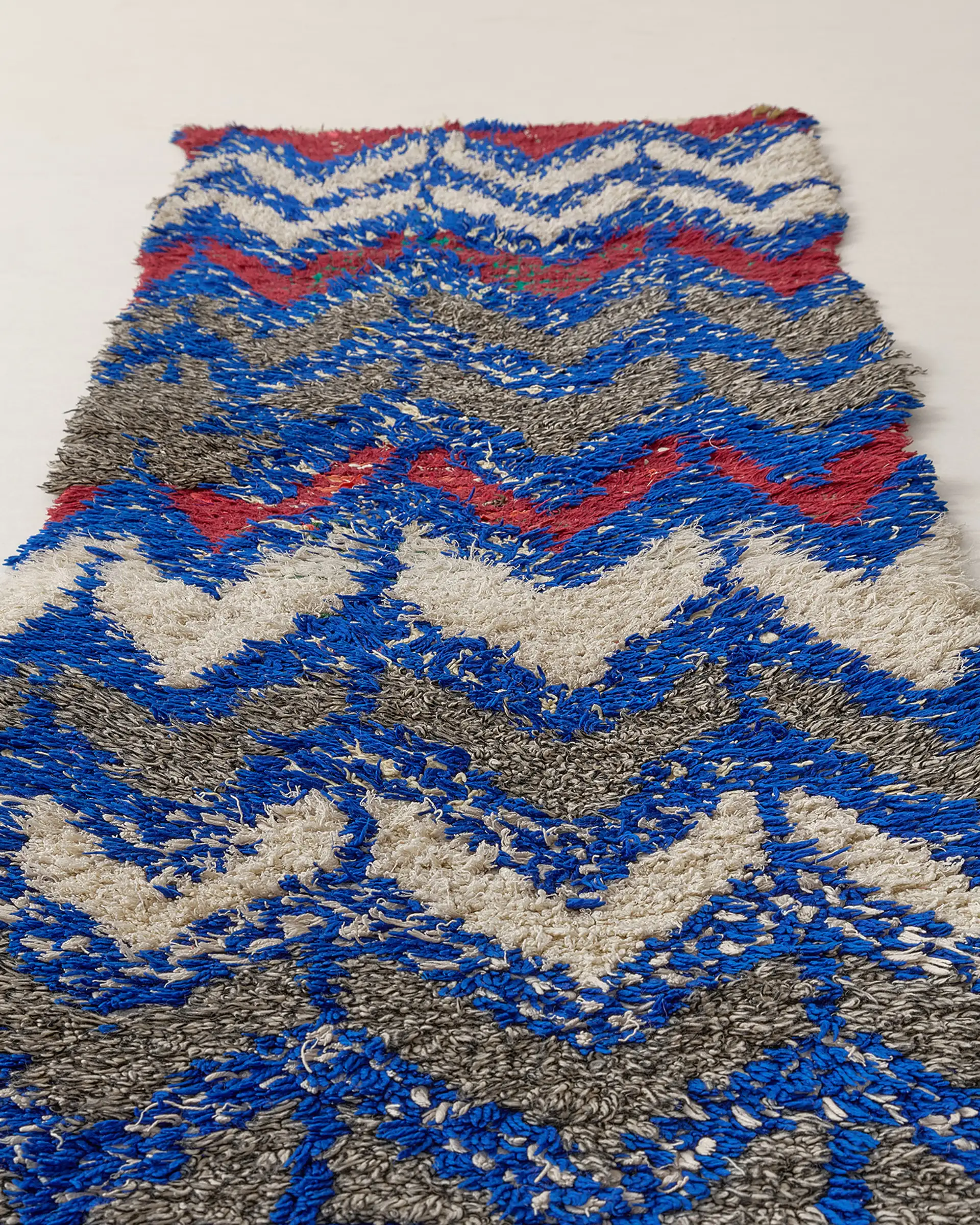 Vintage rug with zigzags details
