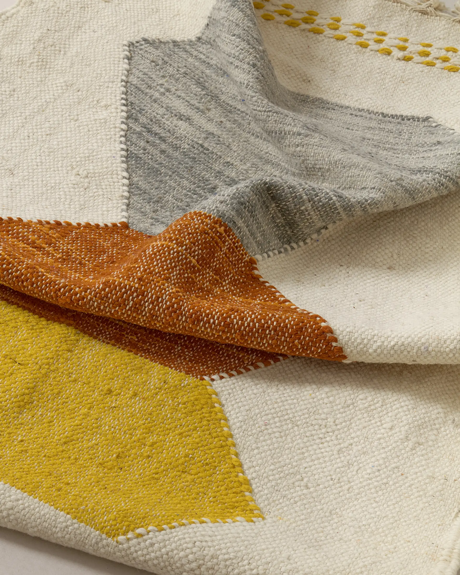 Small Hanbel rug w pebbles, underside