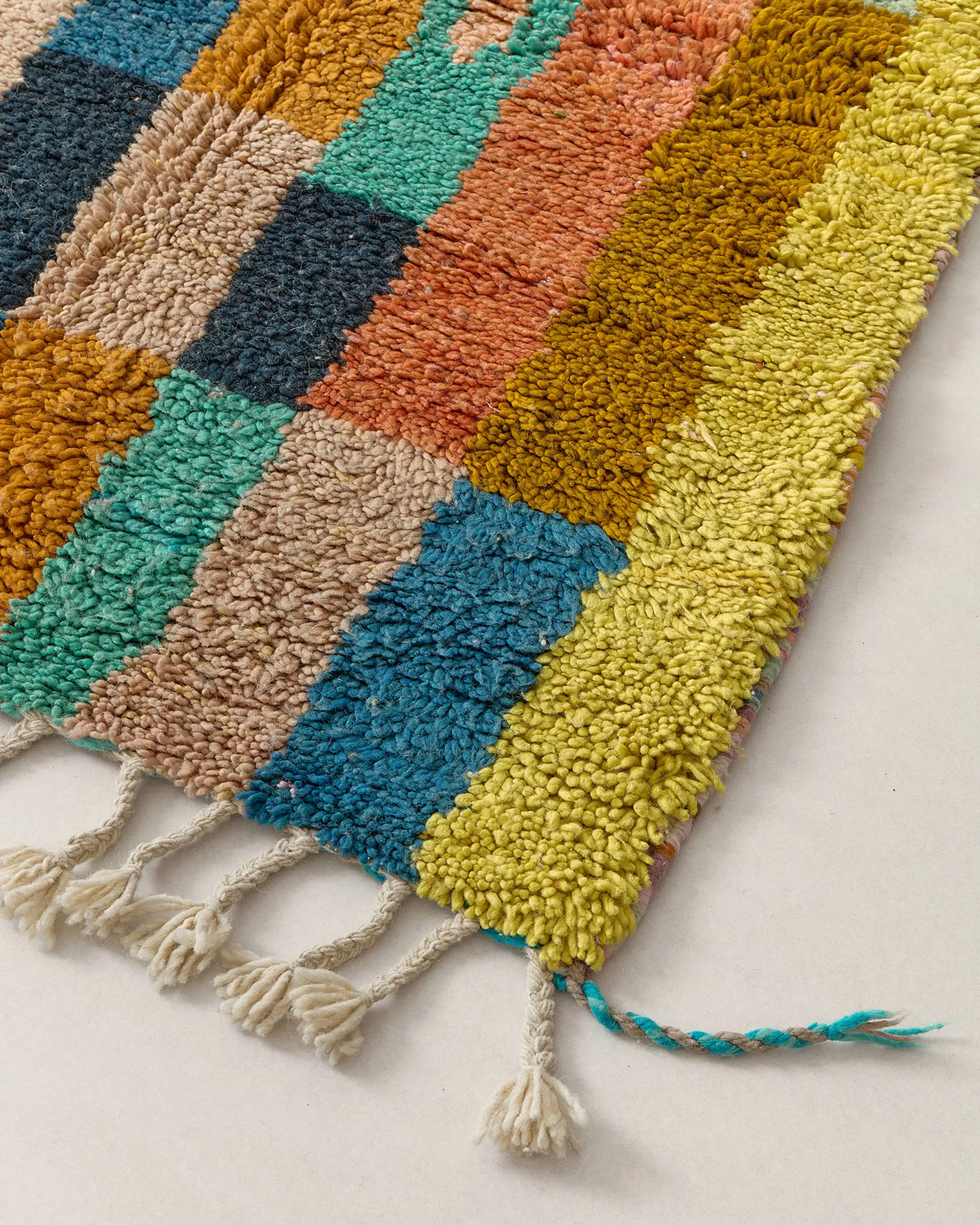 Small Beni w striking colours fringes
