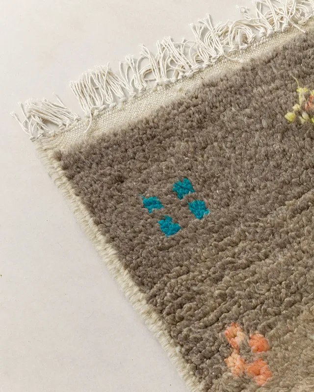 Grey rug w multicolour motifs, fringes