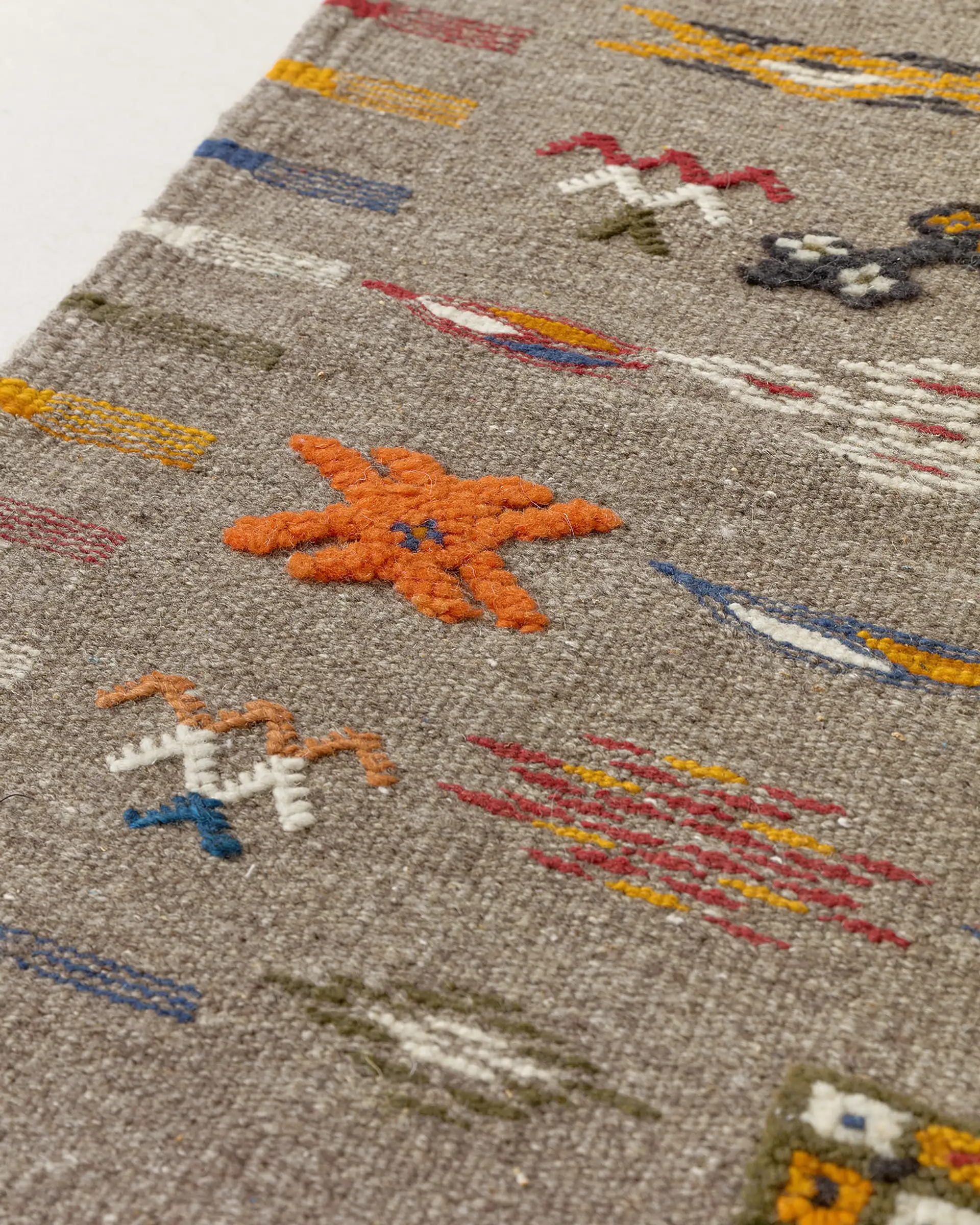 Grey Taznakht runner close-up