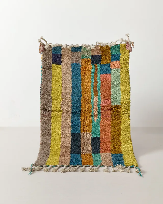 Small Beni w striking colours upside down