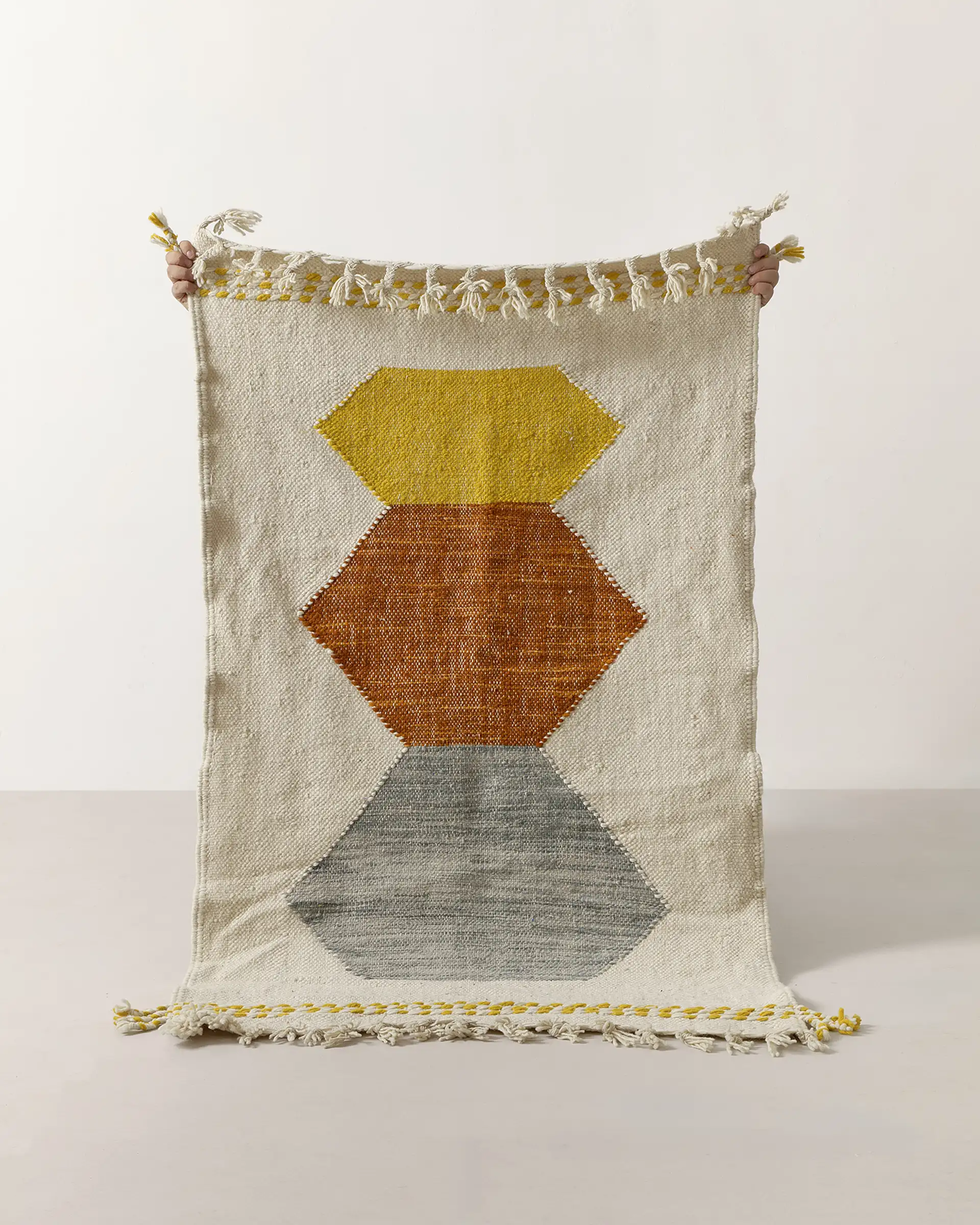 Small Hanbel rug w pebbles