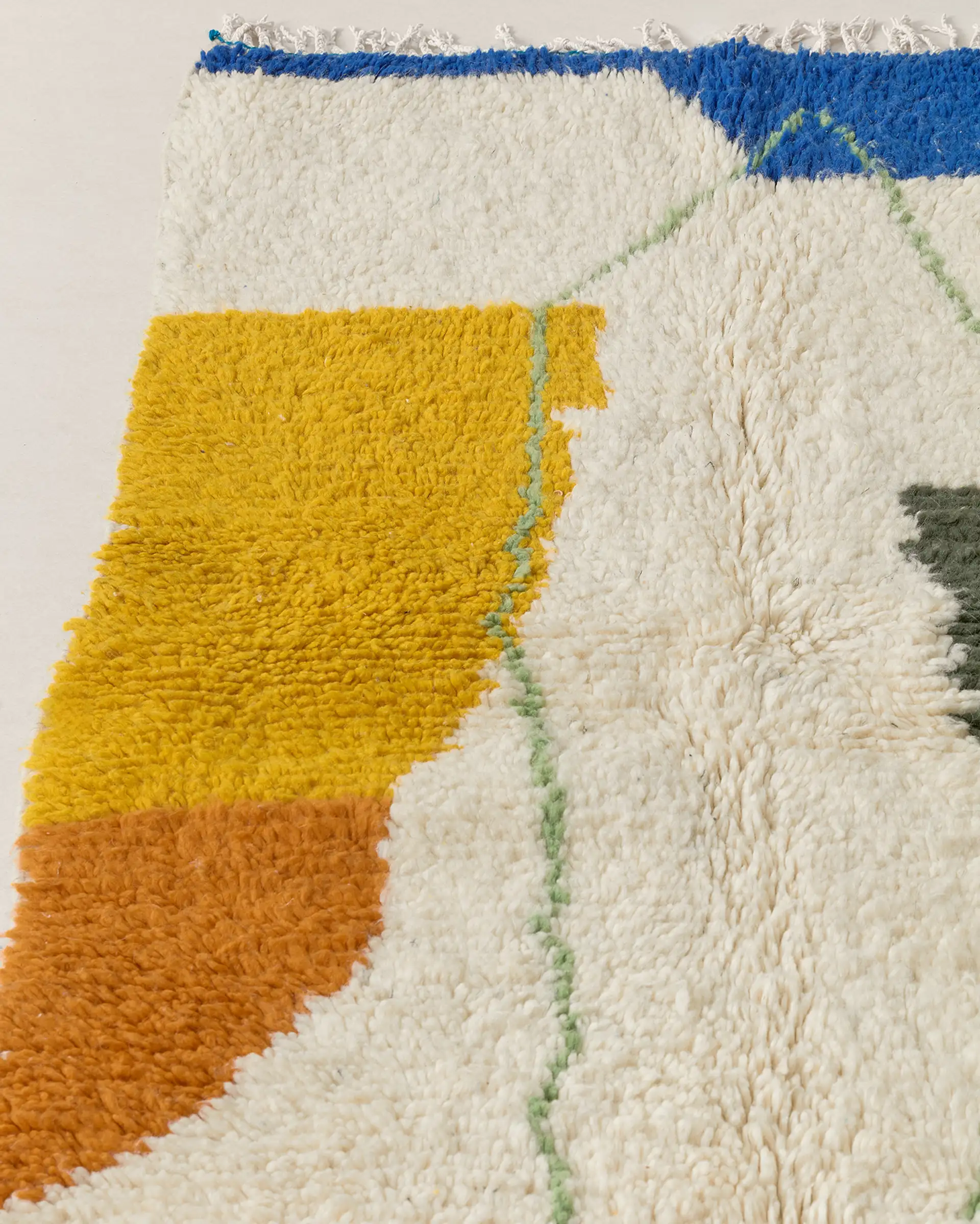 Small Beni with vivid colour fields close-up